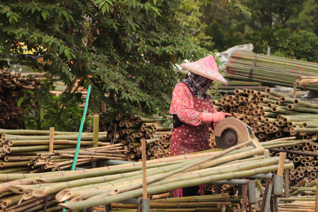 白河區的「利泰竹行」，這是一間竹子原料工廠，也是白河地區僅存的三間竹行之一，開業至今已有五十年。老闆吳政展先生表示：過去竹材需求大，鼎盛時期白河一帶就有數十家竹行，現在竹子被錏管(金屬管)取代，目前剩下蕉農與蚵農是竹業的消費大宗。工廠中最多的竹子是桂竹跟孟宗竹，這兩種竹材較為筆直，只要稍微加熱加壓就能夠十分挺直，應用性較廣；而刺竹比較彎，多使用在蚵架上。現在竹子的產區也較少，吳先生除了就近上關子嶺取材，也必須到南投、苗栗等地載貨，運回廠內後裁切，再販售給製作竹家具的客戶、農民等。